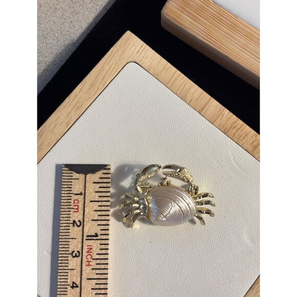 Gerry's Gold-Toned Crab Brooch With rose Shell Embellishment - Picture 4 of 7